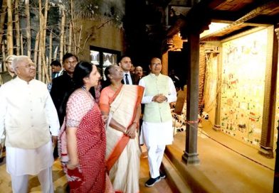 राष्ट्रपति श्रीमती मुर्मु ने जनजातीय संग्रहालय का अवलोकन किया