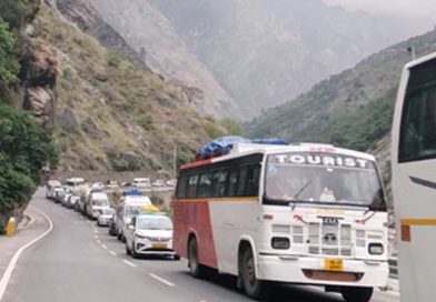 जोशीमठ में 7 किमी लंबा जाम, गर्मी और छुट्टियों में वाहनों का भारी दबाव
