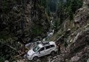 कश्मीर के पहलगाम में बड़ा हादसा, खाई में गिरी पर्यटकों की गाड़ी; 2 की मौत, 4 घायल