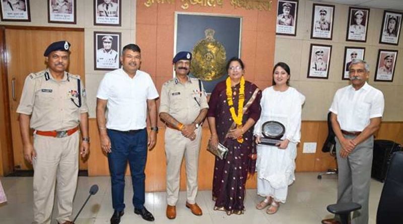 पुलिस मुख्यालय परिवार द्वारा 11 सेवानिवृत्‍त कर्मचारियों को दी गई भावभीनी विदाई