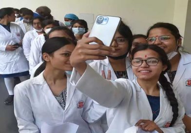 विदेश से MBBS करने वालों को बड़ा झटका, FMGE पासिंग मार्क्स में नहीं मिलेगी कोई छूट विदेश से MBBS करने वालों को बड़ा झटका, FMGE पासिंग मार्क्स में नहीं मिलेगी कोई छूट