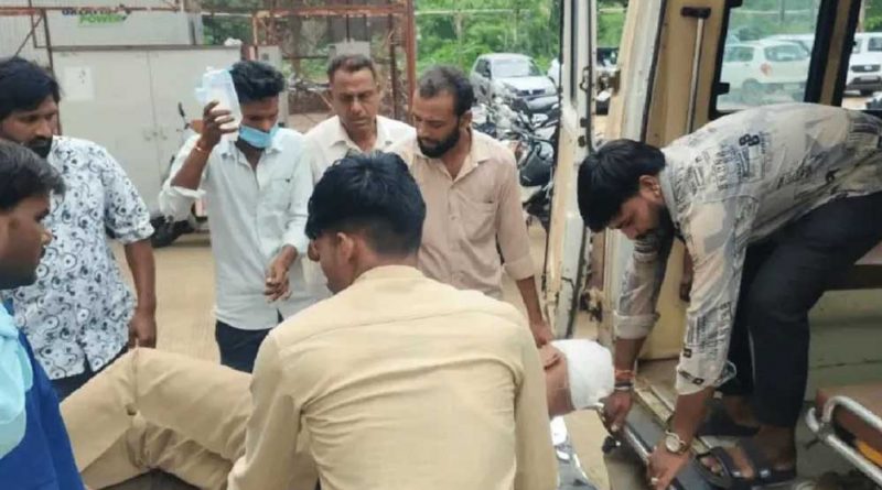रायसेन जेल में कैदी ने जेल प्रहरी को मारी गोली, गंभीर हालत में भोपाल रेफर रायसेन जेल में कैदी ने जेल प्रहरी को मारी गोली, गंभीर हालत में भोपाल रेफर