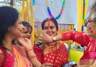 पटना में सिंदूर खेला के साथ मां दुर्गा को विदाई, लाल-सफेद साड़ियों में सजी महिलाओं ने निभाई परंपरा